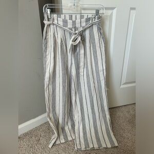 Old Navy linen cropped pants size small. Navy and ivory/beige.